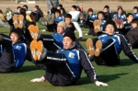 오는 10월 광주에서 열리는 제88회 전국체전에서 우수한 성적을 목표로 1월 2일부터 2007년 동계 합동훈련에 돌입한 조선대학교(총장 김주훈) 선수단이 체력훈련에 땀흘리고 있다.