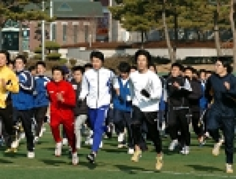 오는 10월 광주에서 열리는 제88회 전국체전에서 우수한 성적을 목표로 1월 2일부터 2007년 동계 합동훈련에 돌입한 조선대학교(총장 김주훈) 선수단이 체력훈련에 땀흘리고 있다.