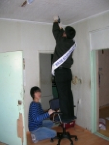 협회 정무헌(충북지부 대리) 직원이 가정을 방문해 단독경보형화재감지기를 설치하고 있다.