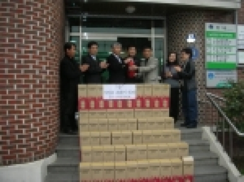 광주전남지부 송재남 지부장이 농성1동사무소를 방문해 소화기를 전달하고 있다.