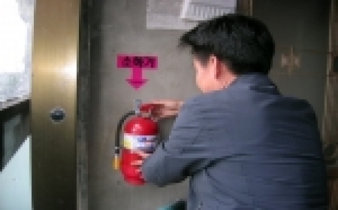 제주지부 허성훈 대리가 소화기를 설치하고 사용법을 설명하고 있다.