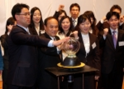 좌부터 허진학 노조위원장, KOTRA 홍기화 사장 및 KOTRA 새내기들(신입사원 일동). 
