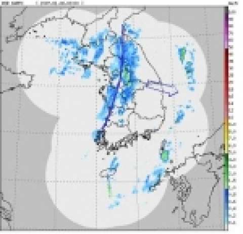 2007년 1월 6일(금) 새벽 3시 기상레이더 영상. 한랭전선(파란선)이 중부를 통과하며 중북부지방은 눈(1~3cm), 남부지방에서는 비가 일시적으로 내렸음. 화살표는 전선의 이