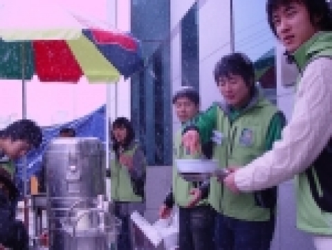 지난 1월 6일 오전 광주 ‘사랑의 쉼터’에서 ‘사랑의 밥퍼’ 활동 후 음식물 분리수거를 하고 있는 ‘젊은 잎새 사랑 나누미’ 4기 봉사단.
