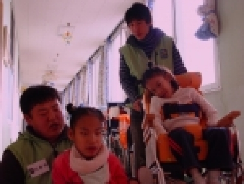 지난 1월 6일 오후 광주 ‘행복재활원’을 찾아 몸이 불편한 중증 장애우들을 대상으로 ▲말벗 되어주기 ▲식사 먹여주기 ▲재활운동 시켜주기 ▲시설 청소 등 봉사활동을 펼치고 있는 ‘