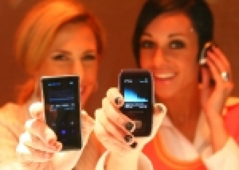 삼성전자가 올해 세계 시장을 겨냥해 선보이는 MP3 신제품(K3)<사진왼쪽>와 블루투스5 MP3 'T9'을 선보여 세계 MP3 시장 공략을 강화한다.