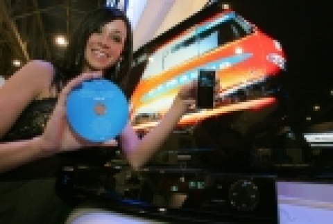 삼성전자의 전략 TV 신제품과 함께 2세대 블루레이 플레이어,세계 시장을 겨냥해 선보이는 MP3 신제품을 도우미가 소개하고 있다.