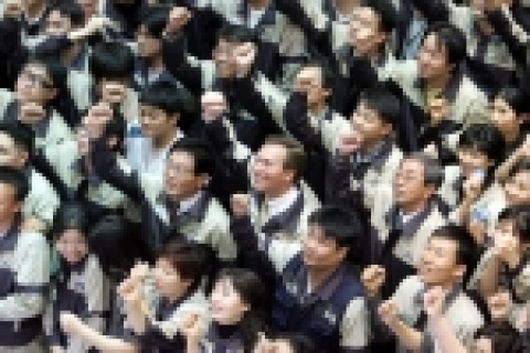 작년말 군산공장 직원들을 대상으로 경영현황설명회를 가진 뒤 GM DAEWOO 마이클 그리말디 사장이 임직원들과 함께 새해 비약적인 성장과 새로운 출발을 다짐하며 '파이팅&