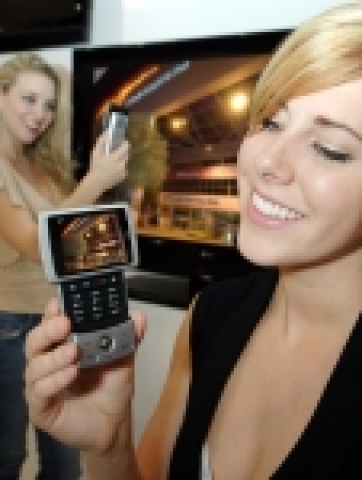 미국 라스베가스에서 열리는 '2007 CES'에서 현지 도우미들이 모바일 TV폰 LG-VX9400 을 들고 포즈를 취하고 있다.