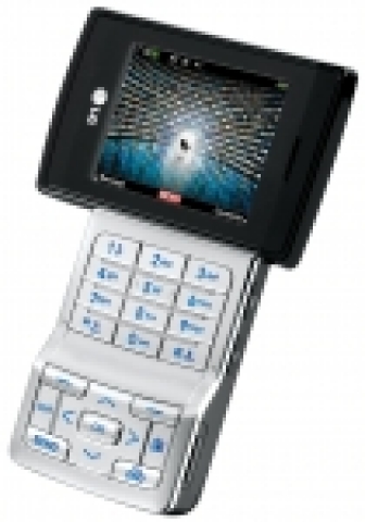 미국 라스베가스에서 열리는 '2007 CES'에서 현지 도우미들이 모바일 TV폰 LG-VX9400 을 들고 포즈를 취하고 있다.