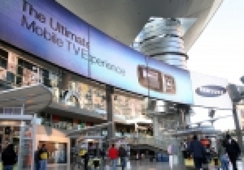 세계 최대규모의 전자박람회 'CES 2007' 이 열리는 미국 라스베이거스의 대형 패션몰인 '패션쇼' 매장 입구에 삼성전자가 '미디어 