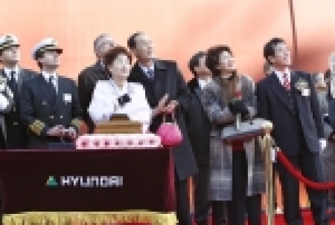 현대중공업 현장작업자 황순옥 씨(가운데)가 선박 명명 도끼질을 한 뒤 남편 이효승 씨(바로 우측 옆)와 함께 선박을 지켜보고 있다.