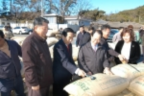 8일 울산시 울주군 온산읍 상회마을회관에서 열린 추곡수매현장에서 신진규 S-Oil노조위원장(왼쪽), 엄창섭 울주군수(가운데), 하성기 S-Oil부사장(오른쪽)이 생산된 벼를 수매하