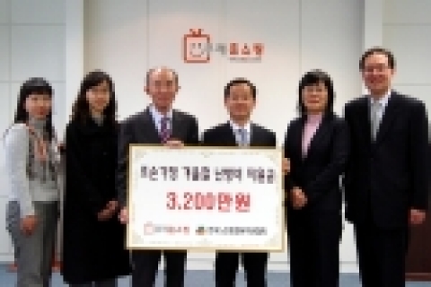 8일 양천구 목동 우리홈쇼핑 본사에서 열린 '조손 가정 겨울철 난방비 지원금 전달식’ 행사에서 우리홈쇼핑 정대종 사장(왼쪽에서 세번째), 한국노인종합복지관협회 서경석 협회