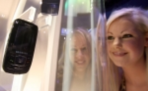 9일 오전(한국시간) 미국 라스베이거스 컨벤션센터에서 개막된 'CES 2007'에서 삼성전자 부스를 찾은 방문객들이 '구글'과 협력을 통해 만들