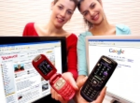 세계 프리미엄 휴대폰 시장을 이끌어 가고 있는 삼성전자가 글로벌 최대 인터넷 업체 구글, 야후와 손을 잡았다. 삼성전자 도우미들이 구글과 야후의 모바일 어플리케이션이 탑재된 구글폰