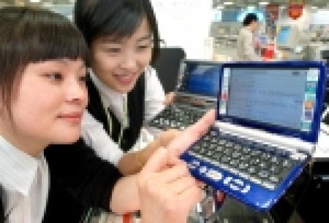 새해 결심을 도와주는 도우미 상품들의 매출이 예년에 비해 크게 늘어나고 있다. 전자사전은 올해 들어 42%나 늘어났다. 