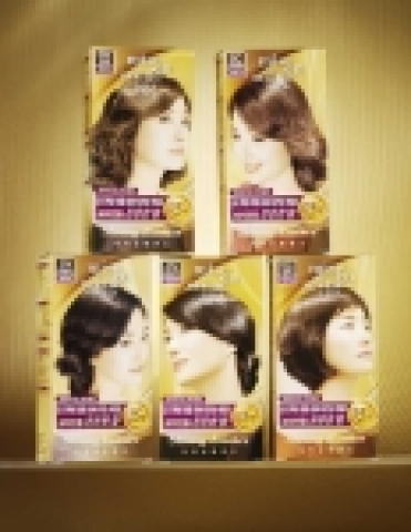 아모레퍼시픽의 토털 헤어 패션 브랜드 미쟝센은 염색시간을 15분으로 단축시키고, 실크 단백질이 모발을 보호하여 염색 모발을 윤기 있게 해주는 새치커버 전용 염모제 ‘샤이닝에센스(S