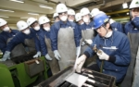 현대중공업그룹은 지난해 12월 입사한 대졸 공채 신입사원 145명을 대상으로 지난 8일(월)부터 1주일간 이 회사 기술교육원에서 용접과 철판 절단 등을 직접 해보는  ‘장인혼(匠人
