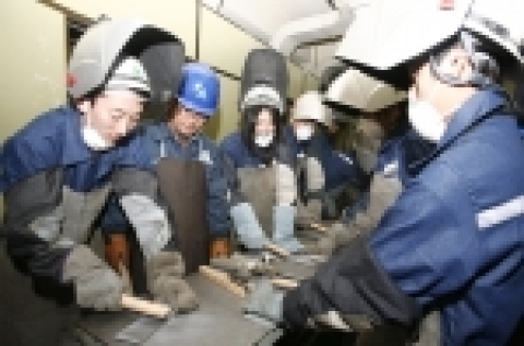 현대중공업그룹은 지난해 12월 입사한 대졸 공채 신입사원 145명을 대상으로 지난 8일(월)부터 1주일간 이 회사 기술교육원에서 용접과 철판 절단 등을 직접 해보는  ‘장인혼(匠人