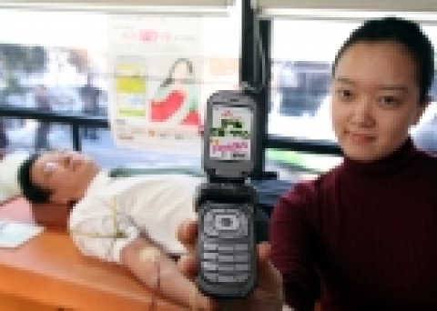 SK텔레콤과 대한적십자사가 공동으로 긴급 혈액 확보를 위한 헌혈자 모집 공익 사업인 『모바일 헌혈 서비스』를 시행한다. 사진은 SK텔레콤 조중래 홍보실장이『모바일 헌혈 서비스』메시