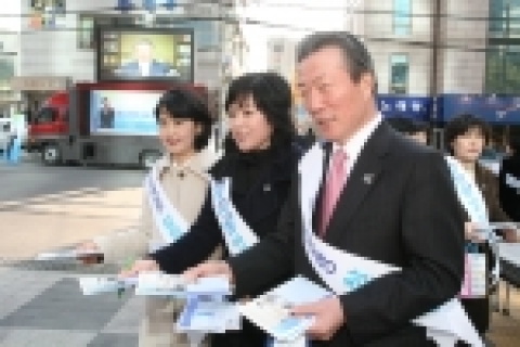 삼성생명 이수창 사장이 임직원 및 설계사들과 함께 역삼역 인근에서 &#039;보장자산 확대 가두캠페인&#039;을 벌이면서 유인물을 나눠주고 있다.