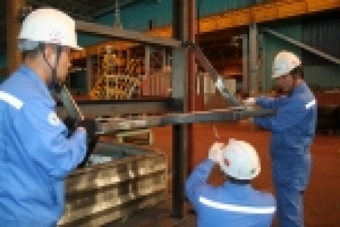 STS냉연공장 직원들이 QSS활동을 통한 설비개선사항을 점검하고 있다. 