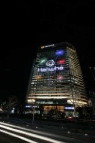 지난 9일부터 장교동 본사 건물에 뉴 CI 선포를 기념하고 신년을 축하는 의미로 '한화 트라이서클과 희망의 불꽃' 을 모티브로 한 건물 이벤트 조명을 선보였다.