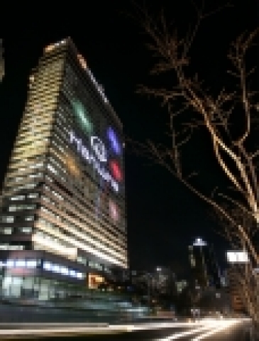 지난 9일부터 장교동 본사 건물에 뉴 CI 선포를 기념하고 신년을 축하는 의미로 '한화 트라이서클과 희망의 불꽃' 을 모티브로 한 건물 이벤트 조명을 선보였다.