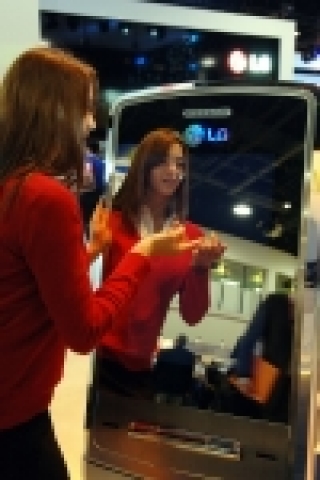 미국 라스베가스에서 열리고 있는 2007 CES 전시장에서 LG전자 도우미가 대형 