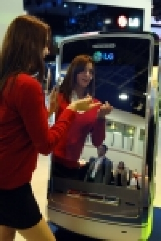 미국 라스베가스에서 열리고 있는 2007 CES 전시장에서 LG전자 도우미가 대형 