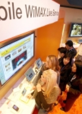 8일부터 미국 라스베이거스에서 열리고 있는 ‘CES 2007’ 에서 삼성전자는 스프린트와 공동으로 와이브로(모바일 와이맥스) 공개시연을 펼치고 있다. 삼성전자 전시관에 모인 관람객