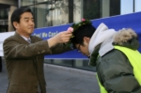 삼양그룹 김윤 회장이 ‘서바이벌 빅 5’ 훈련을 마치고 돌아온 신입사원에게 월계관을 수여하고 있다.