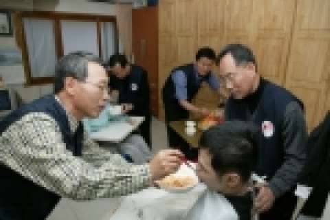 한국전력은 1.10～11 그리고 1.18～19 4일간에 걸쳐 올해 1·2·3직급 승진자 220명 전원이 참여하는 자원봉사활동을 실시하였다.