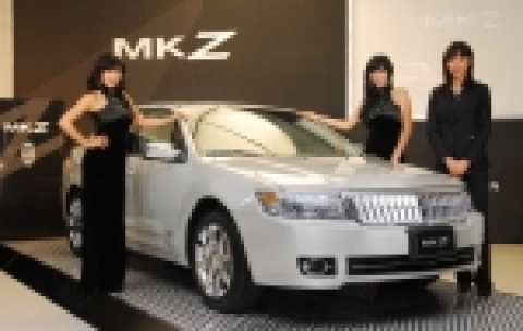 링컨 MKZ 론칭행사에 아트디렉터로 참여한 인테리어 디자이너 남궁선과 모델들이 링컨 MKZ 앞에서 포즈를 취하고 있다.