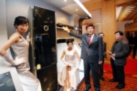 삼성전자가 10일 서울 장충동 신라호텔에서 '2007년 에어컨 신제품 발표회'를 가졌다. 최진균 삼성전자 시스템가전사업부장이 첨단 시스템에어컨 기술을 적용해 최대