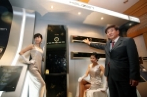 삼성전자가 10일 서울 장충동 신라호텔에서 '2007년 에어컨 신제품 발표회'를 가졌다. 최진균 삼성전자 시스템가전사업부장이 첨단 시스템에어컨 기술을 적용해 최대