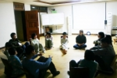 청소년 건강학교 참가자들이 도난사건에 대해 회의하고 있다.