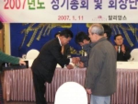 생계보조금 20만원씩 지급장면
