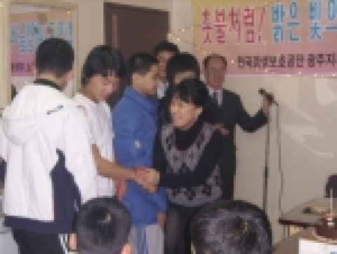 1월생일자를 격려하는 배은숙대학생지원팀