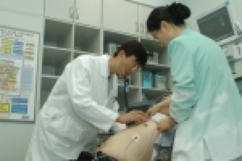 삼성서울병원 급성흉통센터에서 흉통센터 전담 전문의가 흉통을 호소하는 환자를 초진하고 있는 모습
