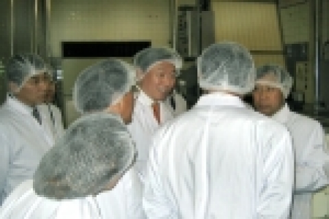 11일과 12일 이틀에 걸쳐 중국 칭다오 낙천청도식품유한공사에서 열린 롯데 아시아 전략회의에 참석한 신동빈 롯데 부회장이 현지 공장을 둘러보고 있다.