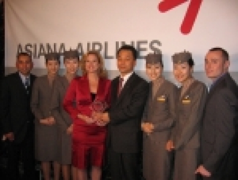 아시아나항공이 11일 뉴욕에서 있었던 비즈니스트래블러 시상식에서 '세계 최고 승무원상'과 '세계 최고 기내서비스상'을 받았다. 사진 가장 왼쪽 