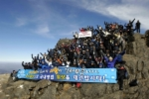 기아자동차는 13일 지리산 천왕봉에서 전국 지점장 250여명이 참석한 가운데 ‘2007 전국 지점장 판매 결의대회’를 열고 지난해 27만597대 보다 19.7%증가한 올해 내수판매