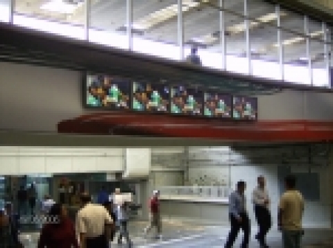 멕시코 몬떼레이 국제공항에 설치된 삼성 디스플레이
