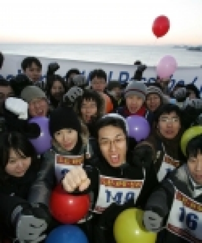 하나로텔레콤 신입사원 35명이 13일 아침 강원도 오대산휴게소에서 하조대 등대에 이르는 40km 거리의 야간행군을 무사히 마치고 힘차게 파이팅을 외치고 있다. 