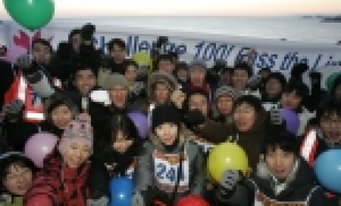 하나로텔레콤 신입사원 35명이 13일 아침 강원도 오대산휴게소에서 하조대 등대에 이르는 40km 거리의 야간행군을 무사히 마치고 힘차게 파이팅을 외치고 있다. 