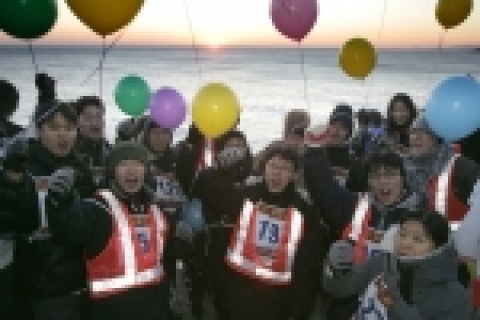 하나로텔레콤 신입사원 35명이 13일 아침 강원도 오대산휴게소에서 하조대 등대에 이르는 40km 거리의 야간행군을 무사히 마치고 힘차게 파이팅을 외치고 있다. 