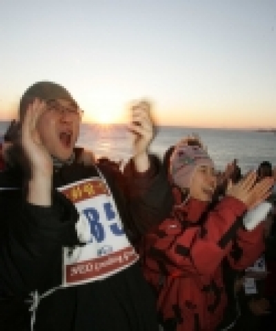 하나로텔레콤 신입사원 35명이 13일 아침 강원도 오대산휴게소에서 하조대 등대에 이르는 40km 거리의 야간행군을 무사히 마치고 힘차게 파이팅을 외치고 있다. 