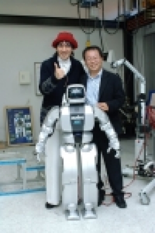 가수 김장훈씨가 공연 수익금 중 5천만원을 KAIST 발전기금으로 기부했다.